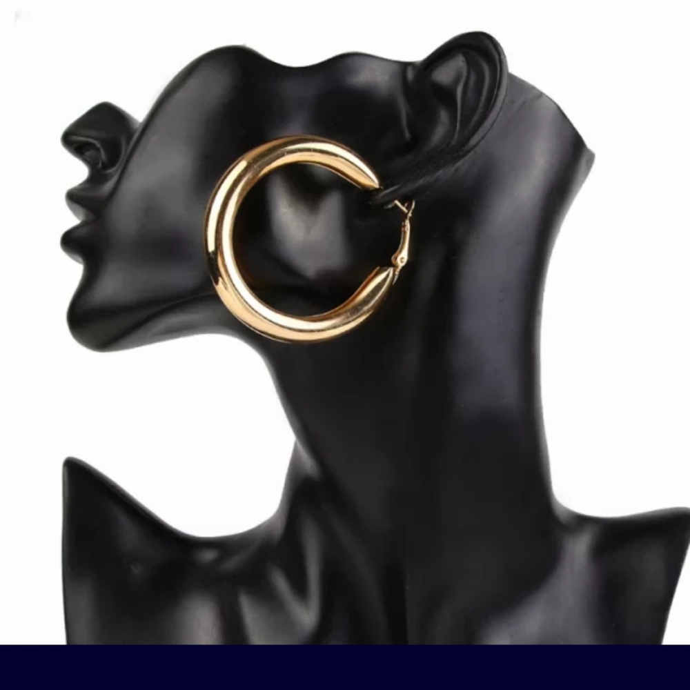 Classic gold hoop earing